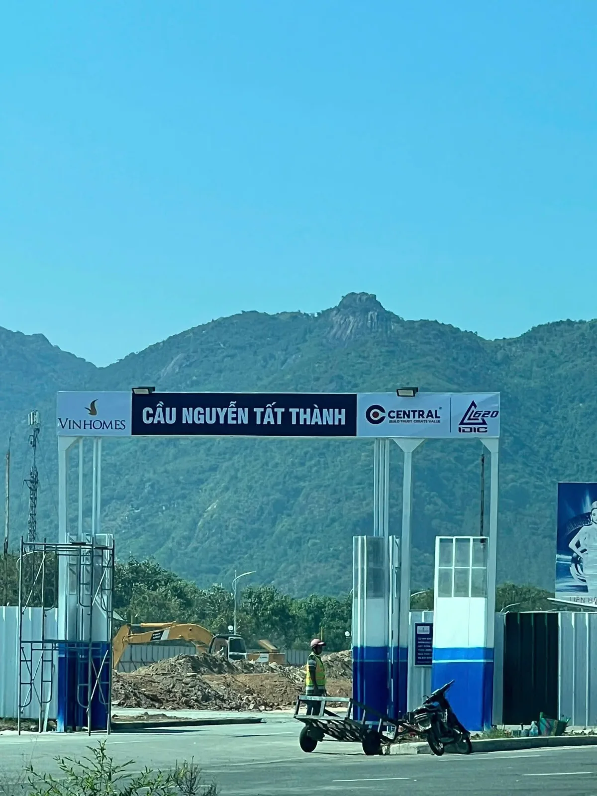 Cổng công trường cầu Nguyễn Tất Thành với biển Vinhomes và nhà thầu Central