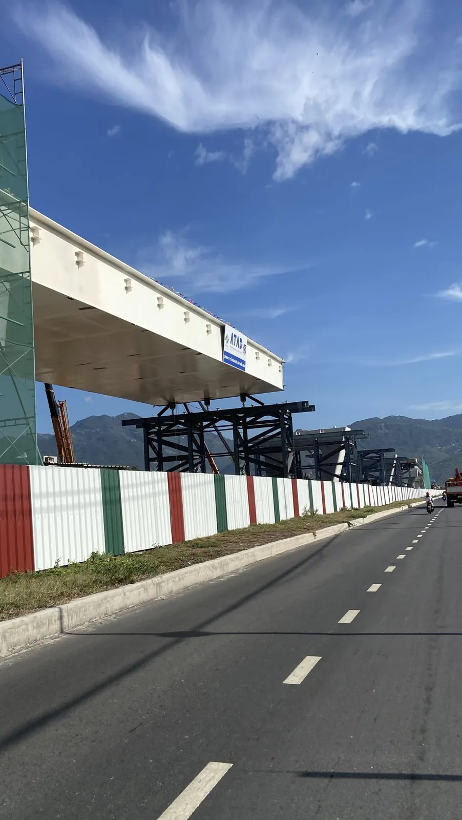 Phiến dầm cầu Nguyễn Tất Thành được nâng cạnh đường Nguyễn Tất Thành, xe vẫn lưu thông