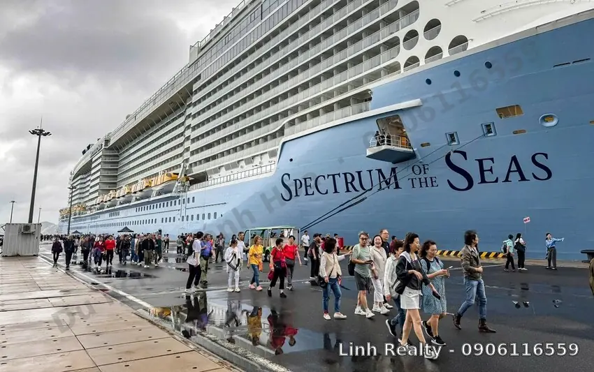 Du thuyền quốc tế Spectrum of the Seas cập cảng Cam Ranh đưa hàng nghìn du khách