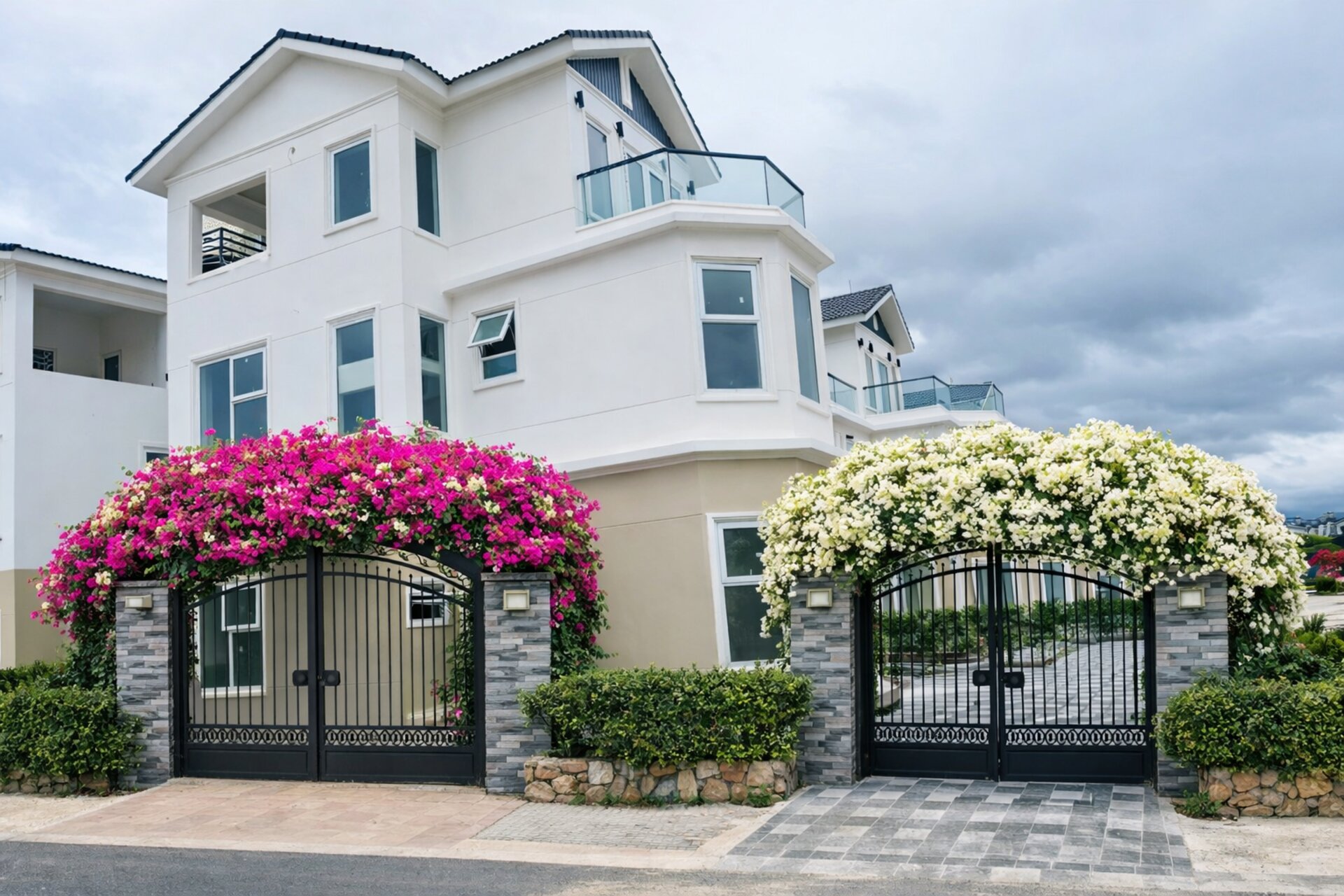 Toàn cảnh tiến độ xây dựng MHDI Cam Ranh tháng 02/2026 — đường nội khu và biệt thự đang xây thô