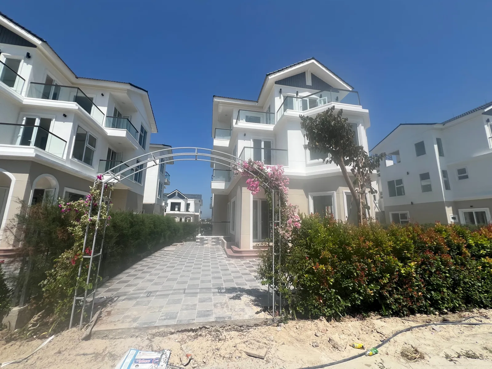 Tiến độ MHDI Cam Ranh tháng 7/2026 — biệt thự hoàn thiện mặt ngoài, cổng vòm hoa giấy