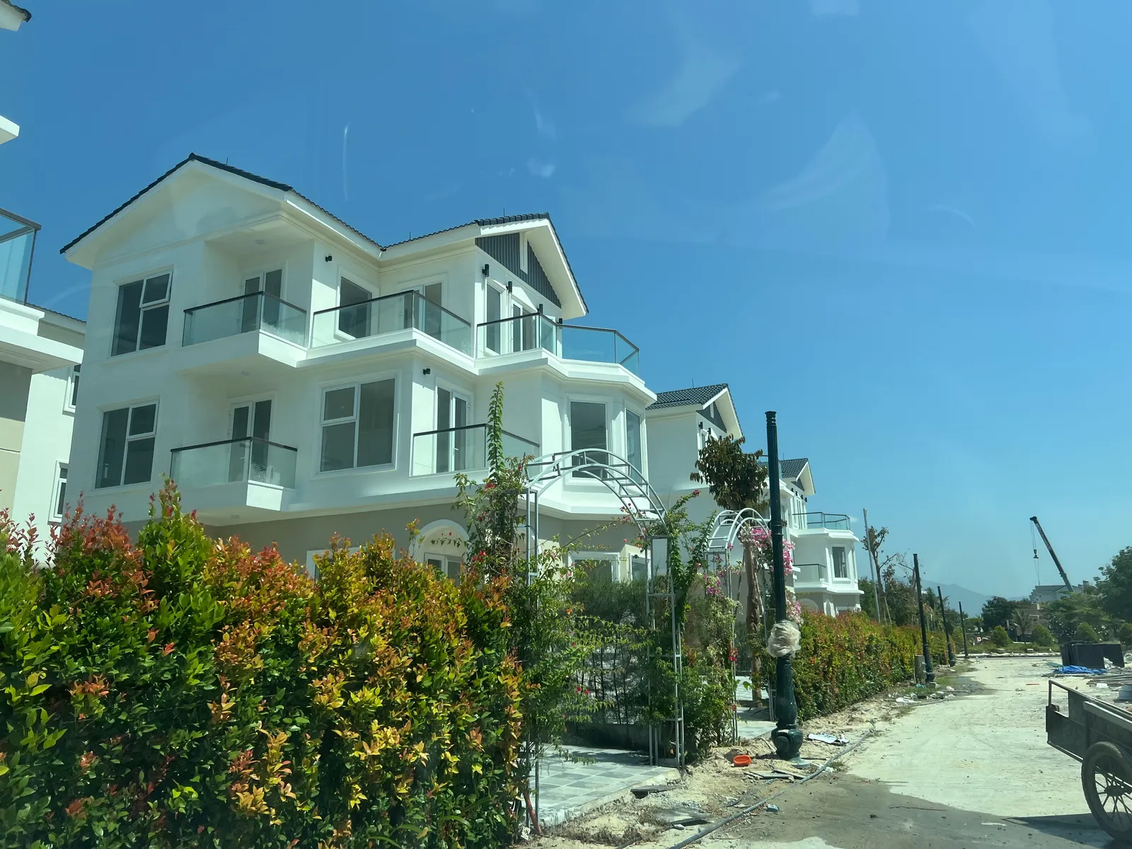 Biệt thự 3 tầng MHDI Cam Ranh ban công kính hoàn thiện — tháng 7/2026