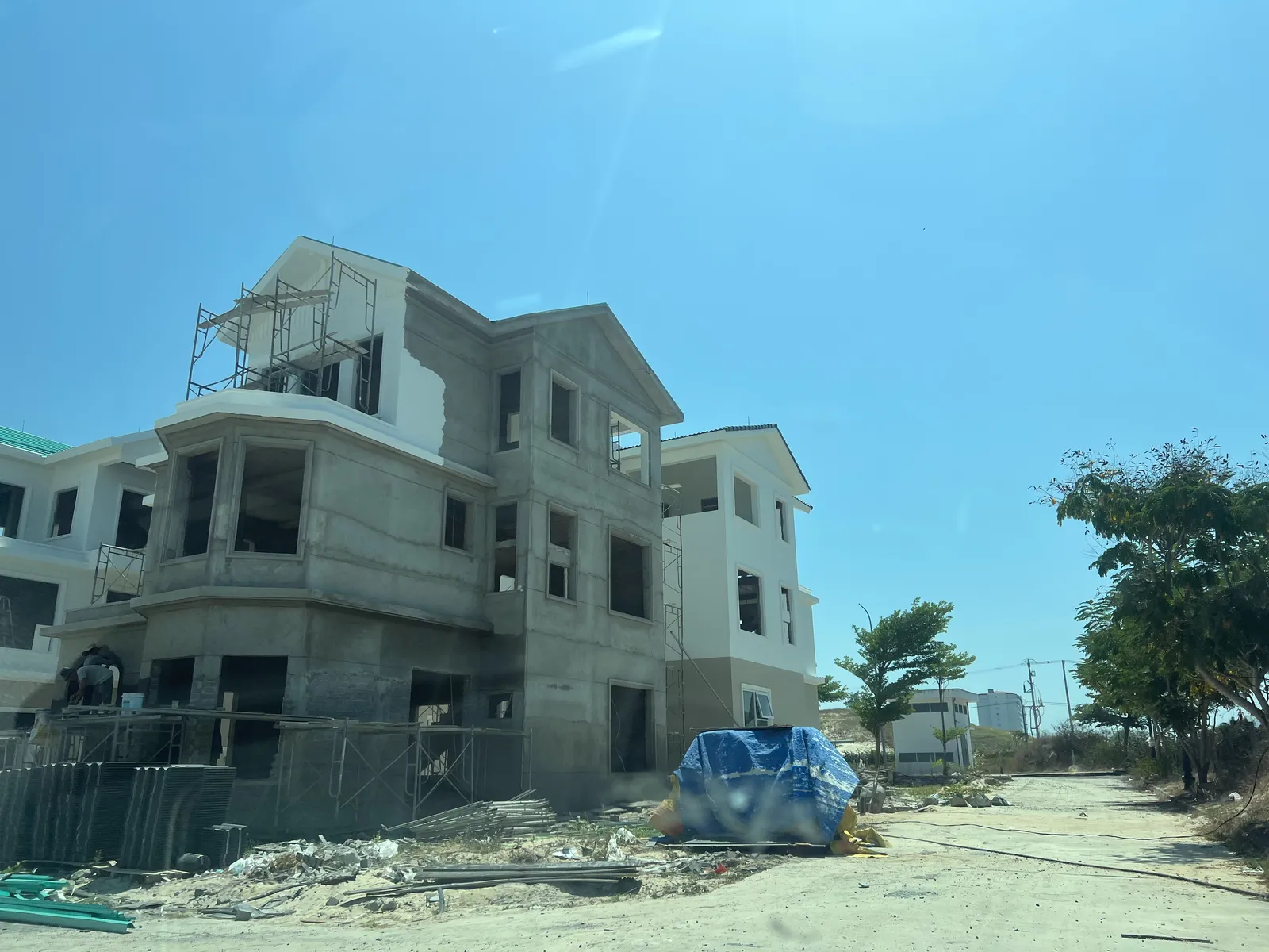 Căn biệt thự đang xây thô với giàn giáo tại MHDI Cam Ranh tháng 7/2026