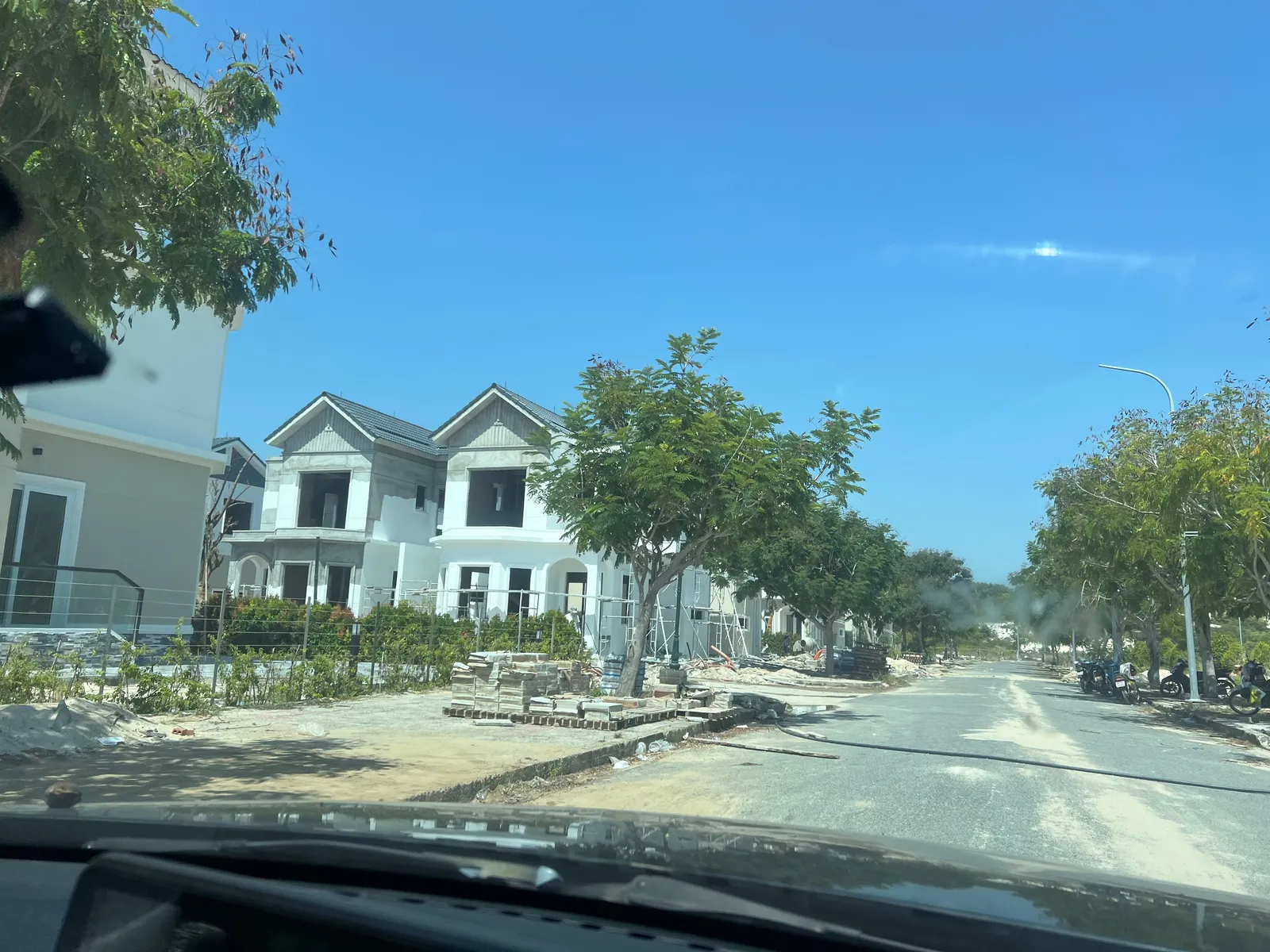 Công nhân thi công tại công trường MHDI Cam Ranh — nhịp thi công tháng 7/2026