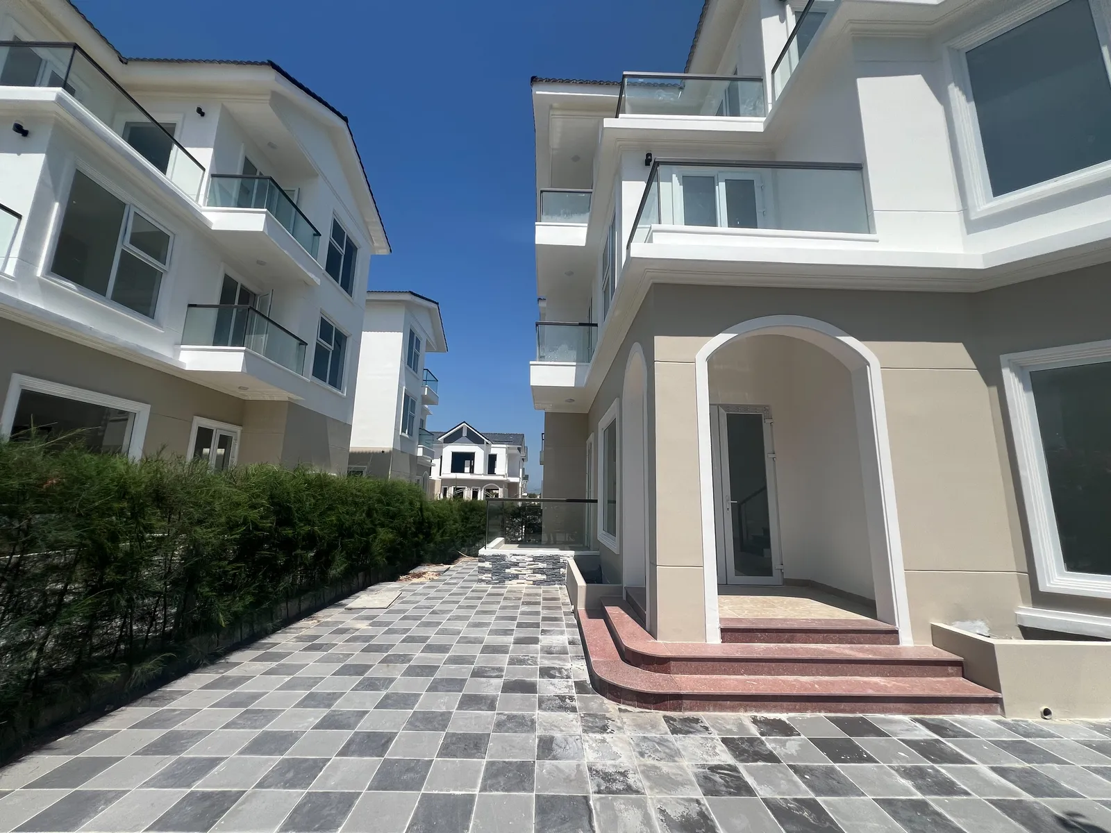 Sân lát gạch caro và bậc thềm biệt thự MHDI Cam Ranh — chi tiết hoàn thiện tháng 7/2026