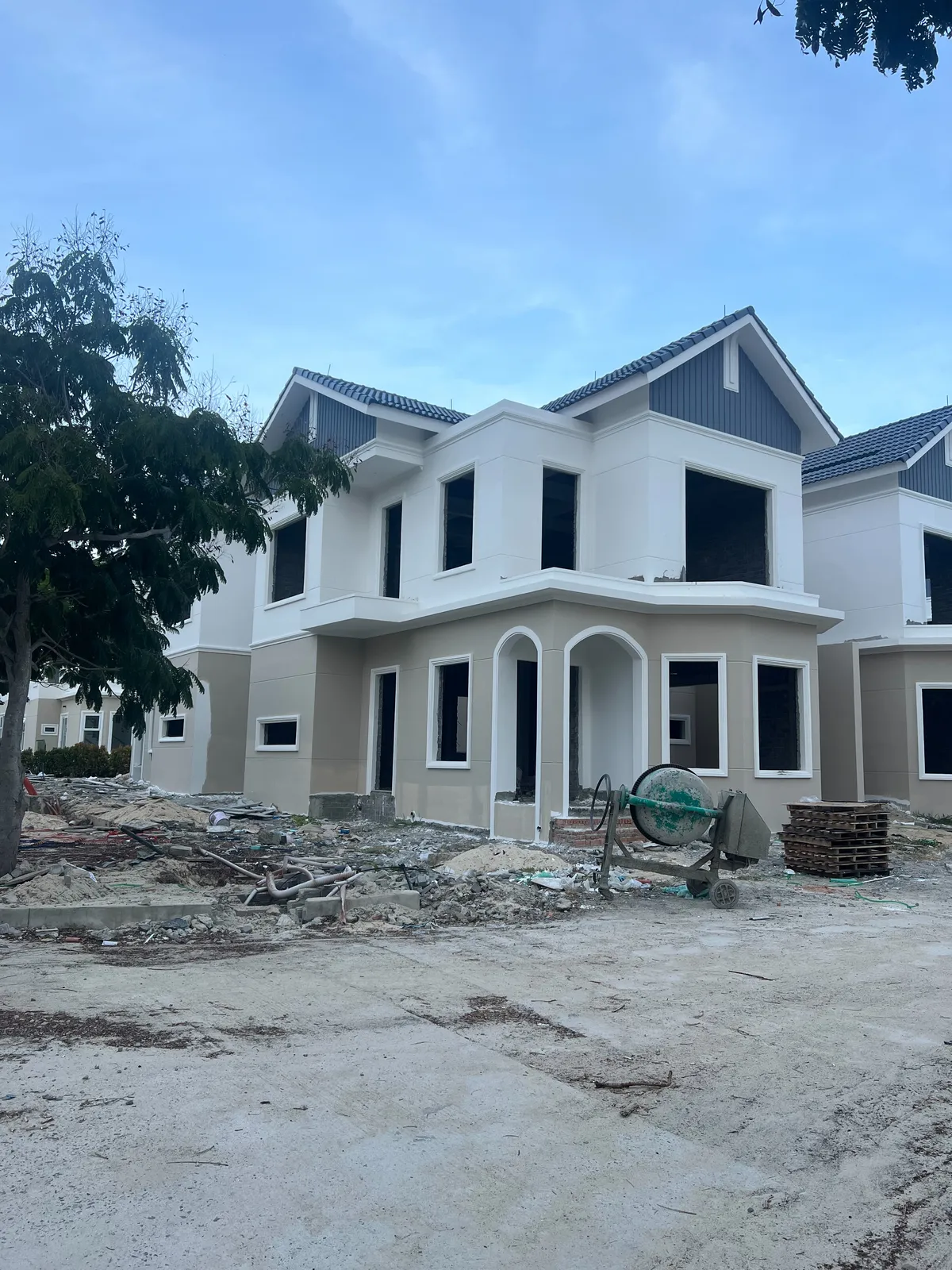 Dãy biệt thự 2 tầng đang tô trát sơn ngoài — ảnh chụp 30/7/2026 tại MHDI Cam Ranh