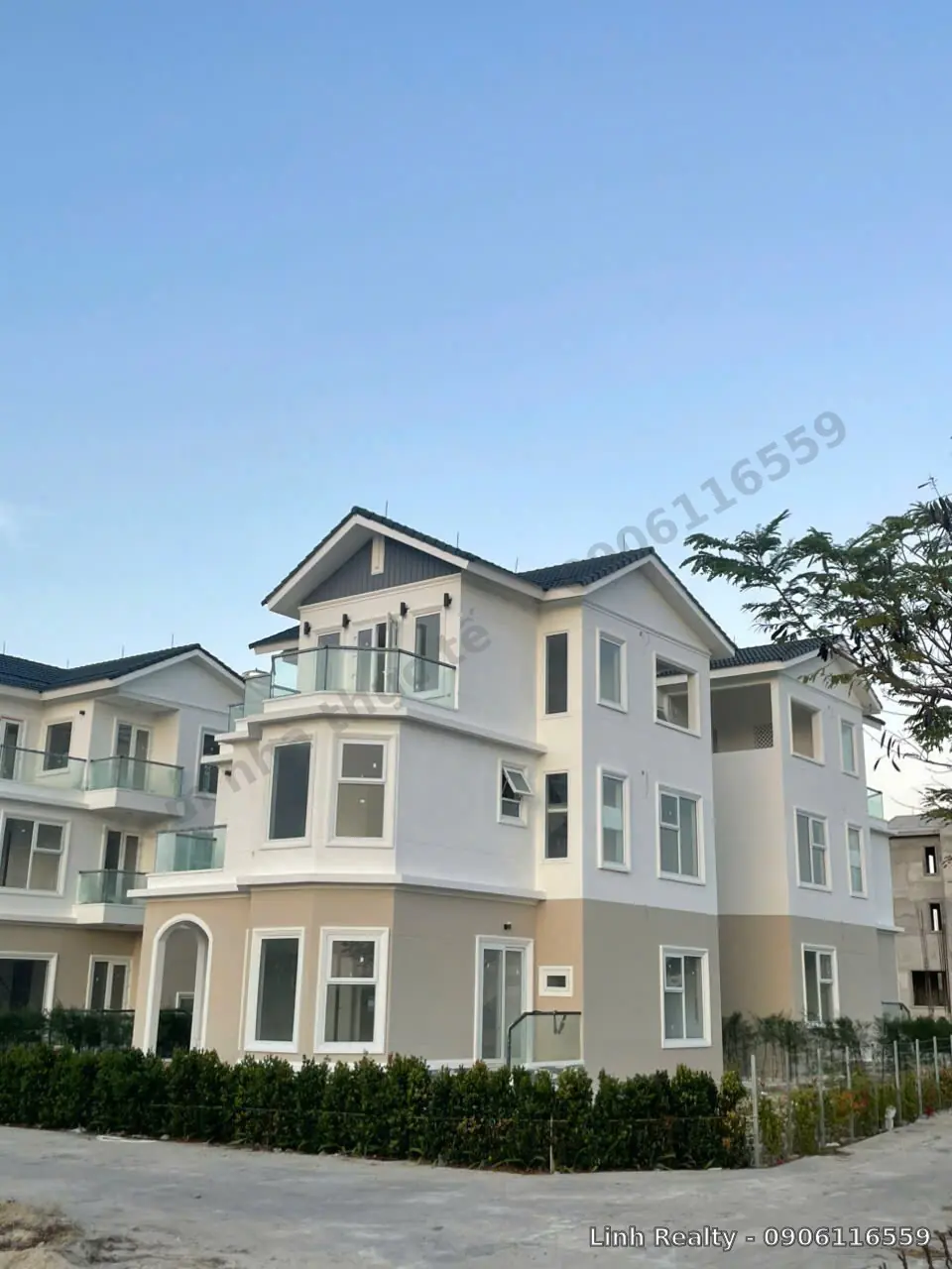Biệt thự MHDI Cam Ranh đã xây thô hoàn thiện mặt ngoài, hình ảnh tiến độ thực tế