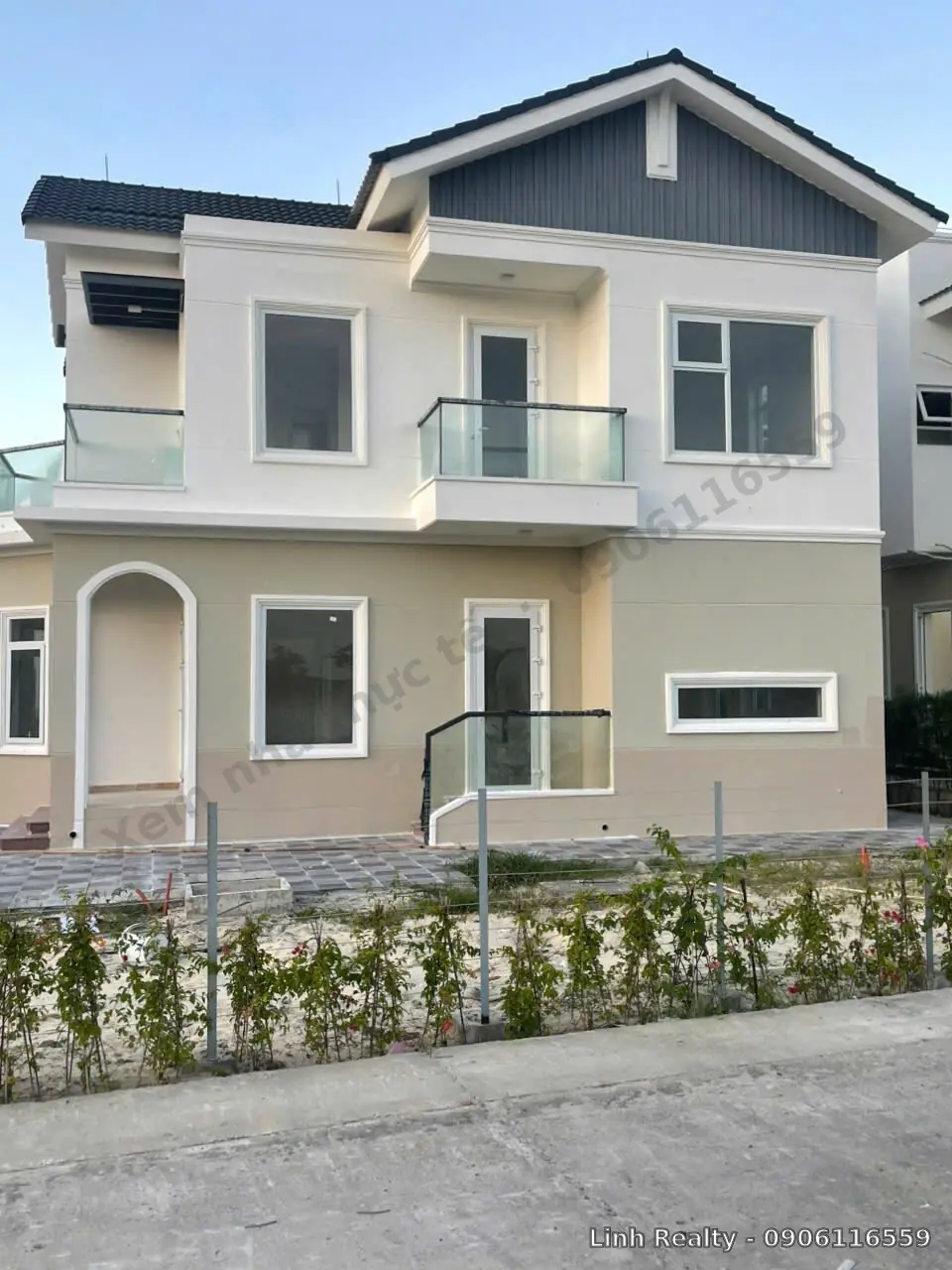 Biệt thự MHDI Cam Ranh hoàn thiện mặt ngoài, cảnh quan cây xanh nội khu