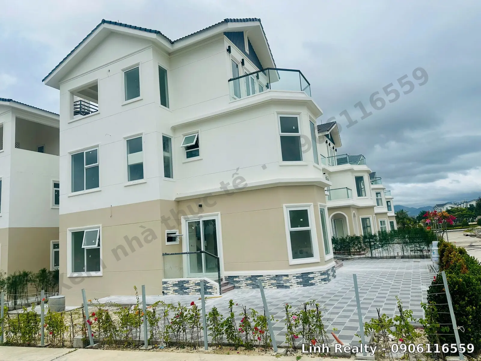 Toàn cảnh dãy biệt thự MHDI Cam Ranh đã thành hình, sân vườn lát đá
